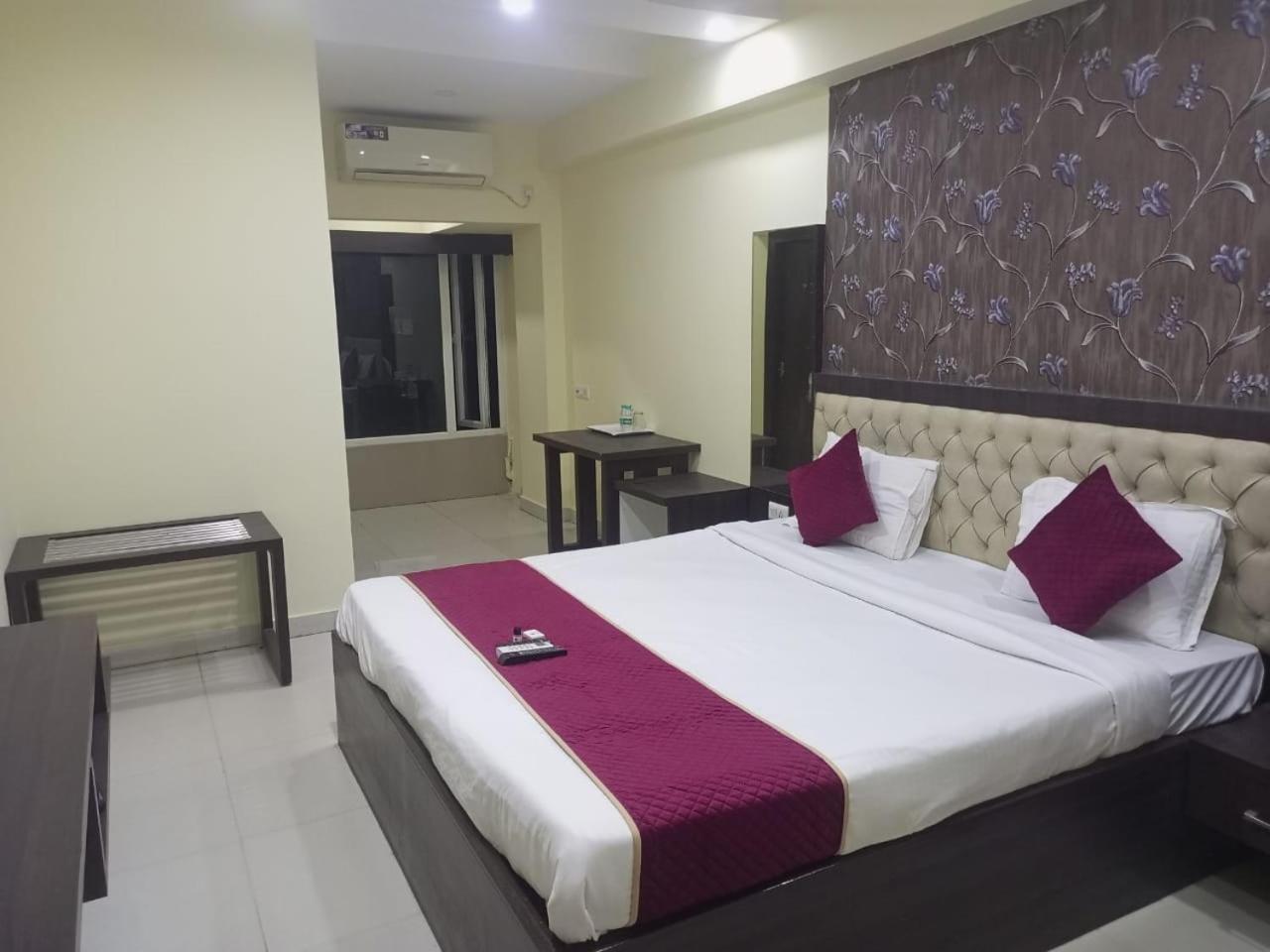 Hotel Eco Park New Town Екстер'єр фото