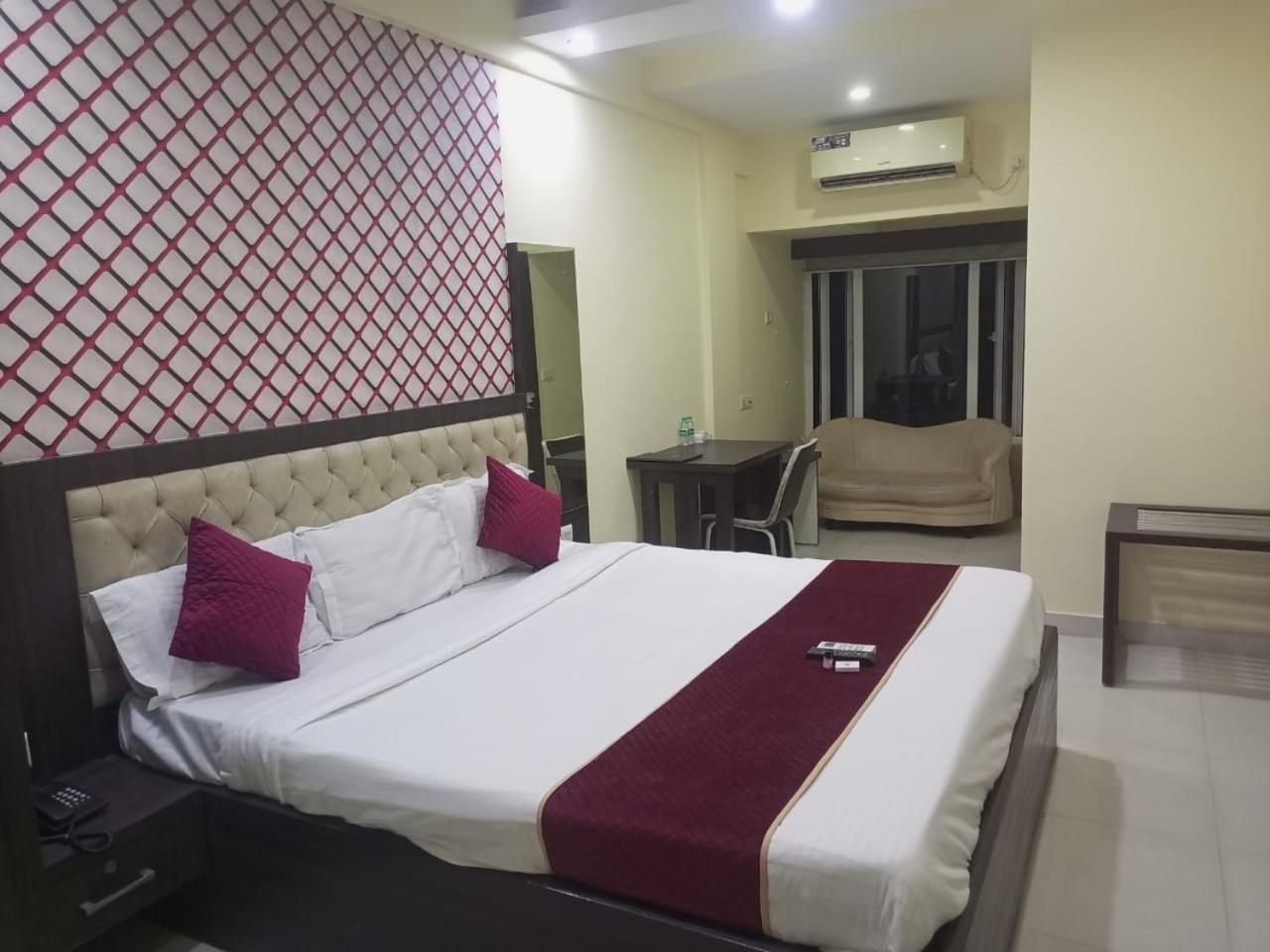 Hotel Eco Park New Town Екстер'єр фото