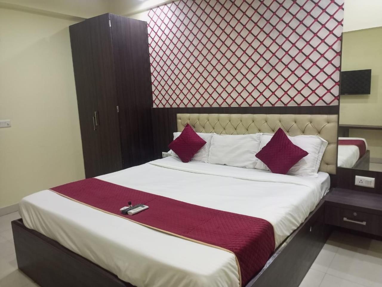 Hotel Eco Park New Town Екстер'єр фото